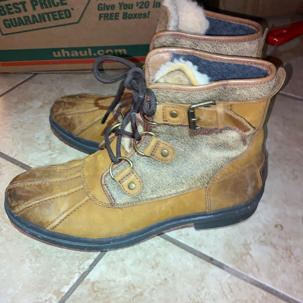 UGG Duck Boot - Picture 2 of 7